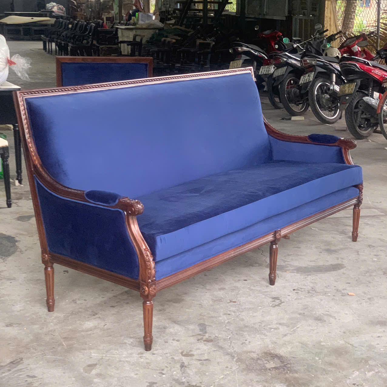 SOFA BĂNG TÂN CỔ ĐIỂN LOUIS 16 GỖ WALNUT